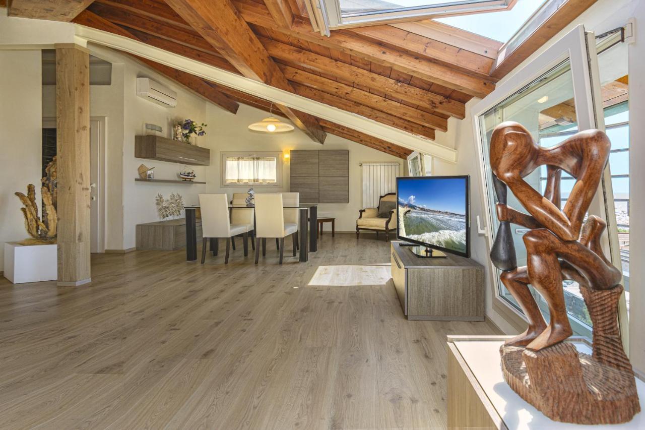 הוילה לידו די קאמאיורה Attico Panoramico Fronte Mare מראה חיצוני תמונה